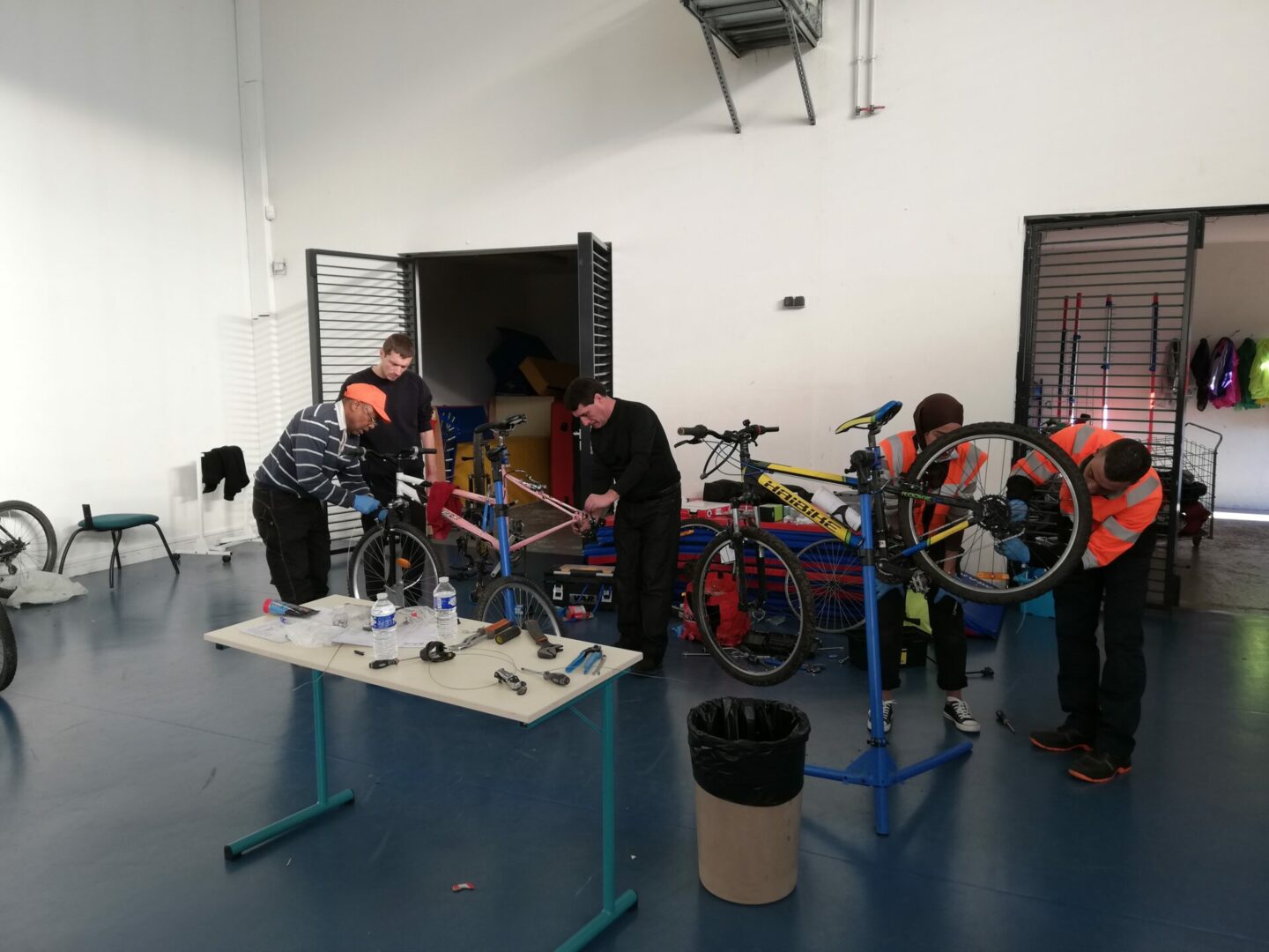 atelier réparation vélo avec l'association sportive du collège Joliot Curie de Stains